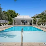 3 Lux Ensuites Walk Boat Island