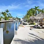 Beautiful 2 Bedroom With Boat Slip Home