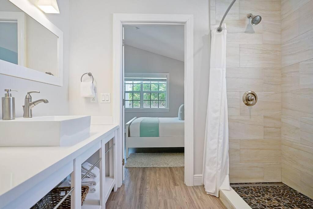 3 Lux Ensuites Walk Boat Island *