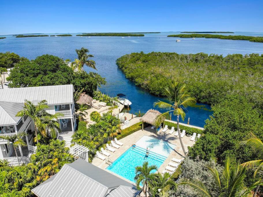3 Lux Ensuites Walk Boat Island *