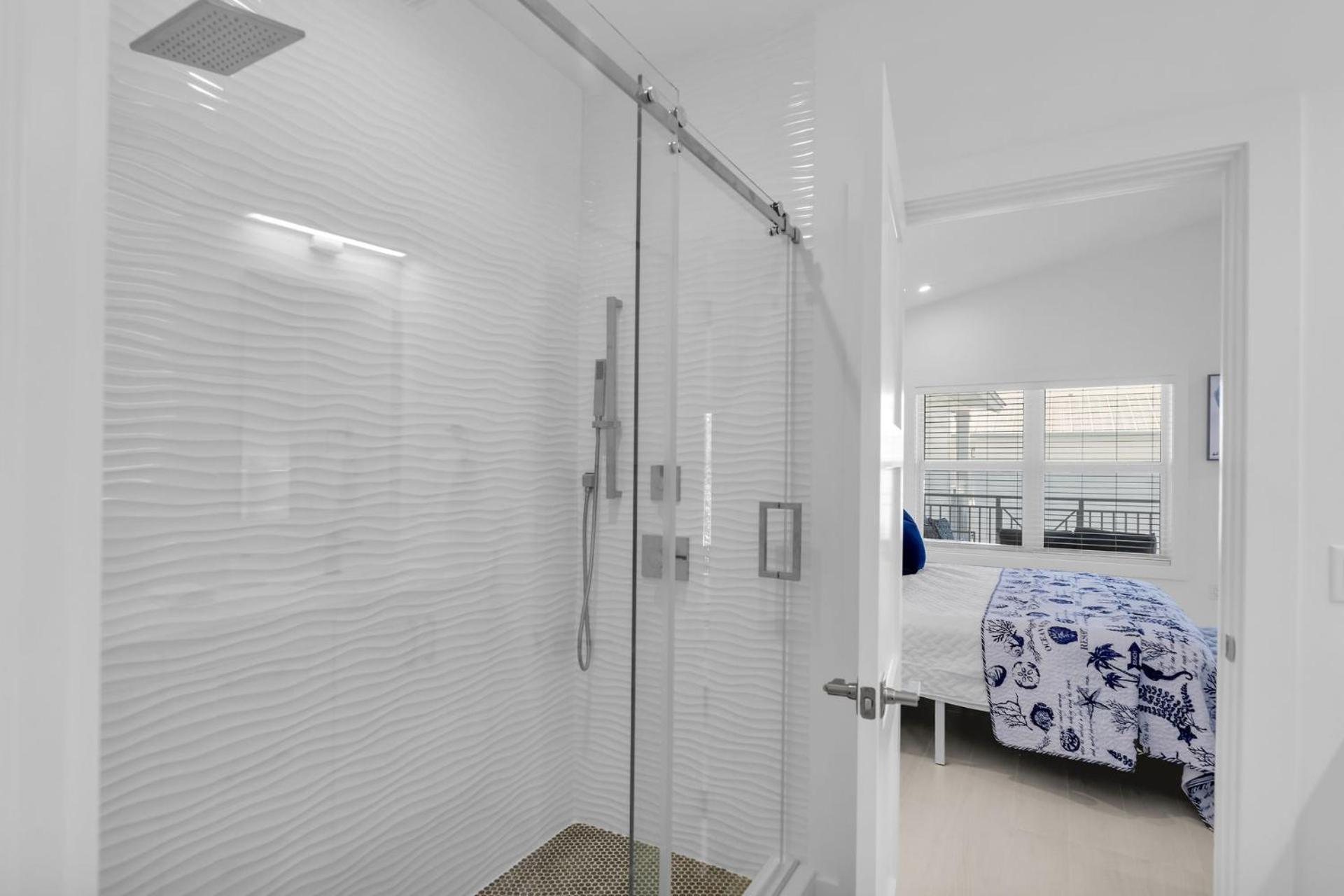 Home, Ocean Views, Playroom, Near Tiki Bar, Pool, And Boat Dockage, Ultimate Keys Getaway *