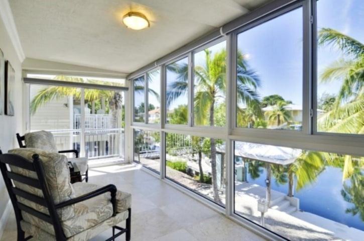 Beautifully Remodeled Roomy Single Family Stilt Home, Holiday home *