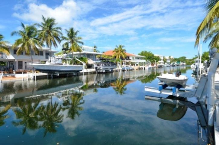Beautifully Remodeled Roomy Single Family Stilt Home, Holiday home