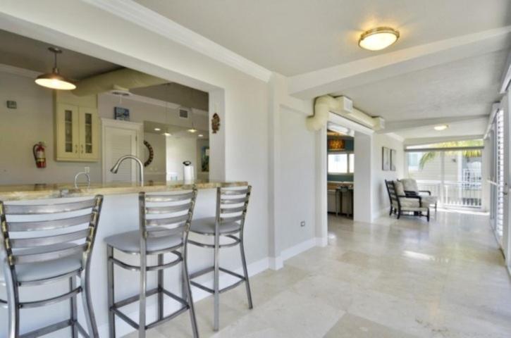 Beautifully Remodeled Roomy Single Family Stilt Home, Holiday home *