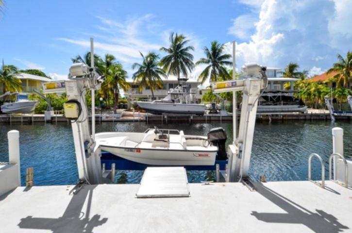 Beautifully Remodeled Roomy Single Family Stilt Home, Holiday home Islamorada