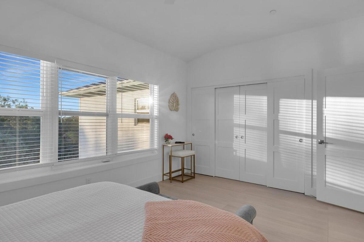 Oceanfront Townhome With Dock And Pool Holiday home