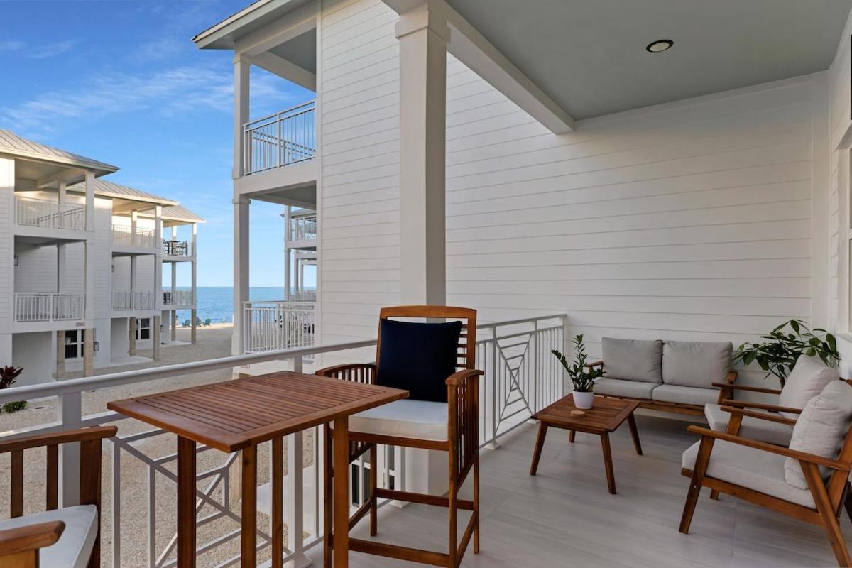 Oceanfront Townhome With Dock And Pool Holiday home