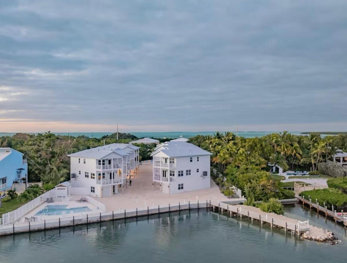 Oceanfront Townhome With Dock And Pool Holiday home *